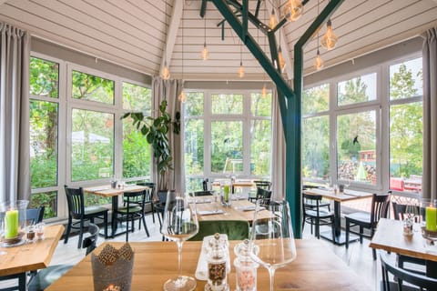 2 restaurants; breakfast, lunch, dinner, and brunch served