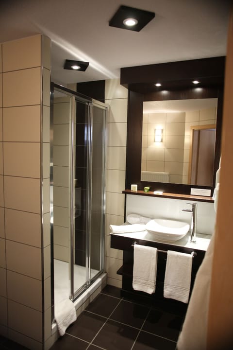 Luxury Suite | Bathroom | Shower, free toiletries, hair dryer, towels