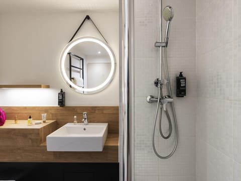 Premium bedding, desk, blackout drapes, soundproofing