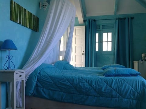 Premium bedding, Select Comfort beds, desk, free cribs/infant beds