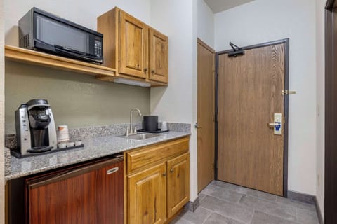 Suite, 1 King Bed, Non Smoking | Desk, soundproofing, iron/ironing board, free cribs/infant beds