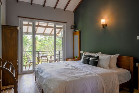Comfort Studio, 1 King Bed, Garden View | Memory foam beds, iron/ironing board (on request), WiFi (free)
