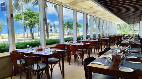 2 restaurants; breakfast, lunch, and dinner served