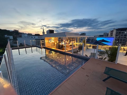 Outdoor pool, pool umbrellas, sun loungers