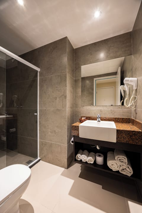 Apartamento | Minibar, in-room safe, individually decorated, desk