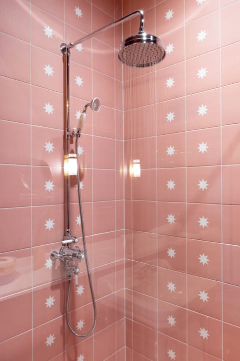 Luxe | Bathroom | Shower, hair dryer, towels, toilet paper