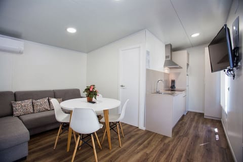 Classic Bungalow (stylo) | Living area | 14-inch flat-screen TV with digital channels, TV