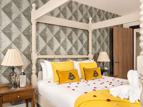 Junior Suite, 1 Double Bed with Sofa bed | Hypo-allergenic bedding, pillowtop beds, desk, laptop workspace