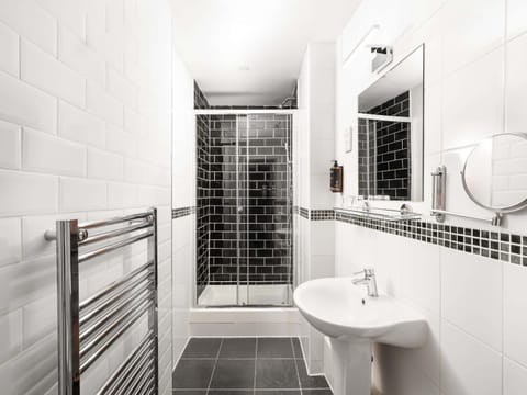 Classic Room, 1 Double Bed | Hypo-allergenic bedding, pillowtop beds, desk, laptop workspace