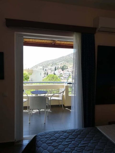 Studio (2 People) | In-room safe, desk, blackout drapes, soundproofing