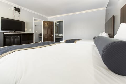 Economy Suite, 2 Bedrooms | Iron/ironing board, free WiFi, bed sheets, alarm clocks