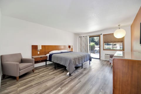 One Queen | Desk, free WiFi, wheelchair access