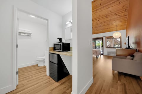 Desk, free WiFi, wheelchair access