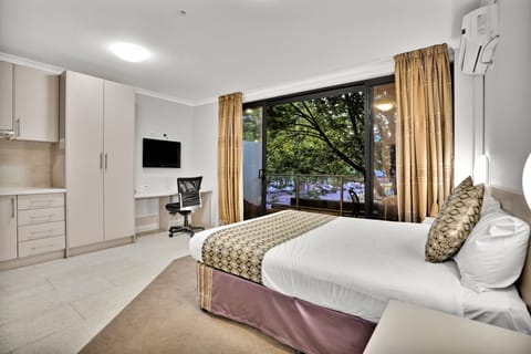Lygon Front Suite | In-room safe, individually furnished, iron/ironing board, free WiFi