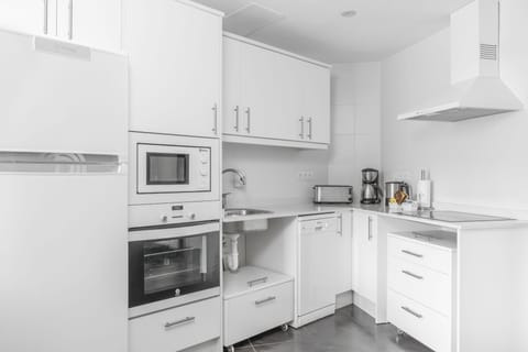 Apartment, 2 Bedrooms | Private kitchen | Fridge, microwave, oven, stovetop
