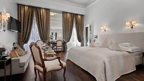 Comfort Double Room | Bathroom | Combined shower/tub, designer toiletries, hair dryer, bathrobes