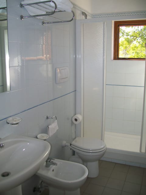 Twin Room | Bathroom | Shower, rainfall showerhead, free toiletries, bidet