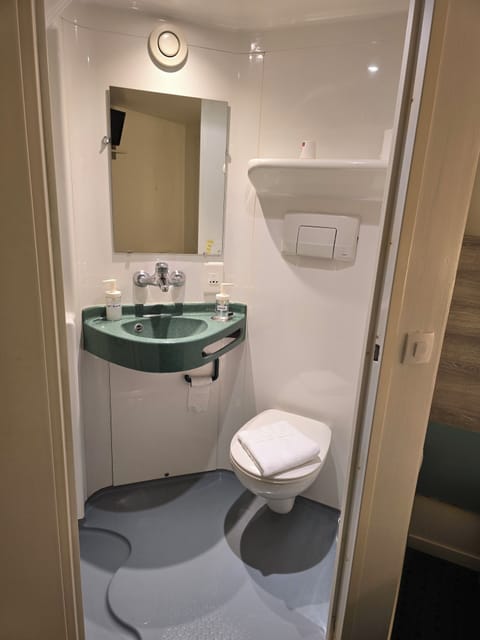 Twin room | Desk, free WiFi, bed sheets