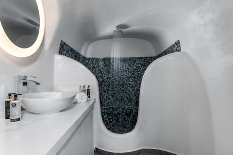 Honeymoon Suite, Hot Tub | Bathroom | Shower, free toiletries, hair dryer, towels