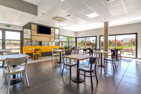Buffet breakfast for a fee on weekdays