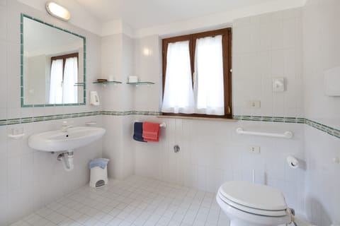 Shower, free toiletries, hair dryer, bidet