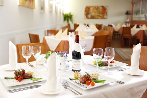 2 restaurants, breakfast served