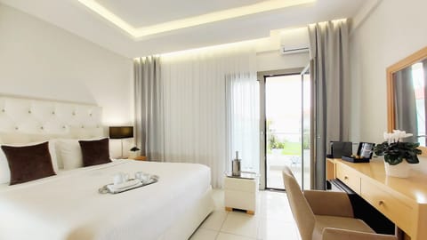 Classic Double Room | Hypo-allergenic bedding, down comforters, Tempur-Pedic beds, minibar