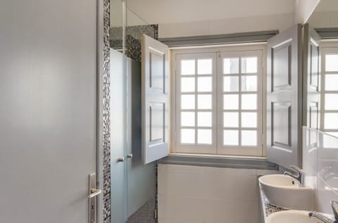 Charming Room | Bathroom | Combined shower/tub, deep soaking tub, rainfall showerhead