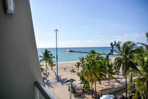 Standard Room, 1 Bedroom, Partial Ocean View | Minibar, in-room safe, individually furnished, blackout drapes