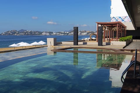 2 outdoor pools