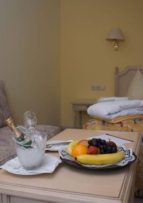 Junior Suite | Hypo-allergenic bedding, in-room safe, desk, blackout drapes