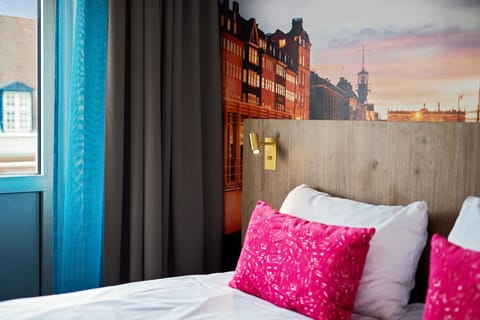 In-room safe, individually decorated, desk, laptop workspace