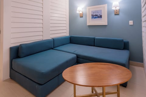 Premium bedding, down comforters, in-room safe, desk