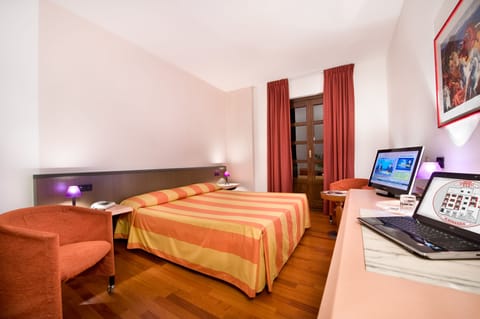 Frette Italian sheets, minibar, in-room safe, desk