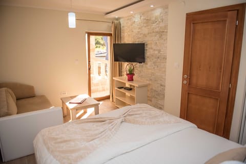 Traditional Apartment, 1 Bedroom, Mountain View, Ground Floor | Premium bedding, down comforters, memory foam beds, in-room safe