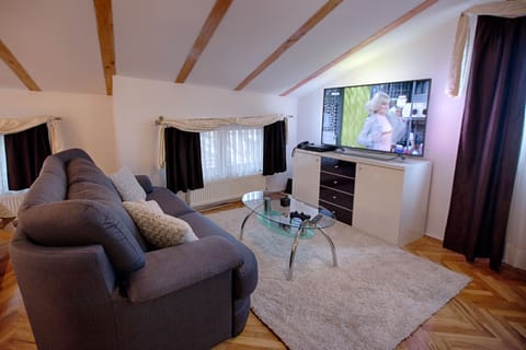 Luxury Studio Suite | Premium bedding, down comforters, pillowtop beds, minibar