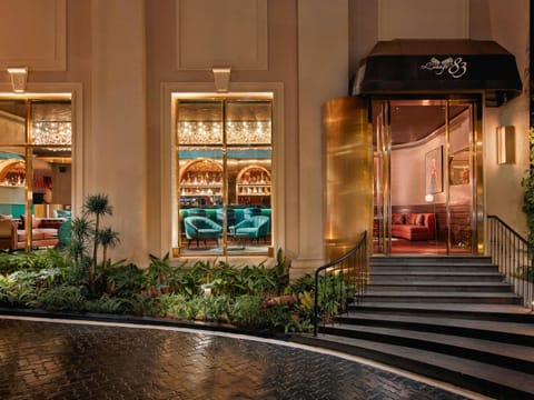 2 bars/lounges, lobby lounge