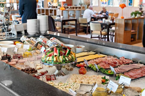 Daily buffet breakfast for a fee