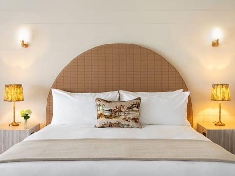 Superior Suite, 1 King Bed, Bathtub | Egyptian cotton sheets, premium bedding, down comforters