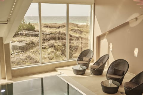 Couples treatment rooms, sauna, hot tub, body treatments