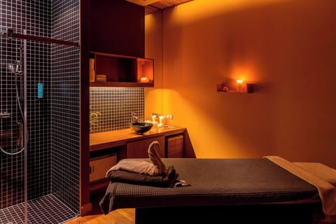 Couples treatment rooms, sauna, hot tub, steam room, body treatments