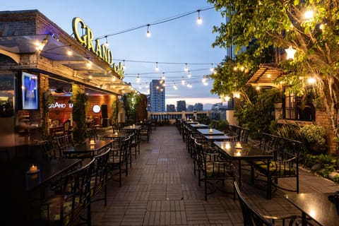 2 restaurants; breakfast, lunch, and dinner served