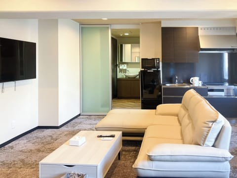 Premium Twin Room, Smoking | Desk, iron/ironing board (on request), WiFi (free)