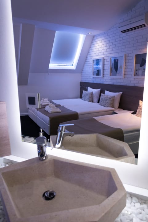 Triple Room | Minibar, in-room safe, desk, soundproofing