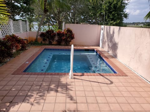 10 person outdoor hot tub with 2 private outdoor showers 