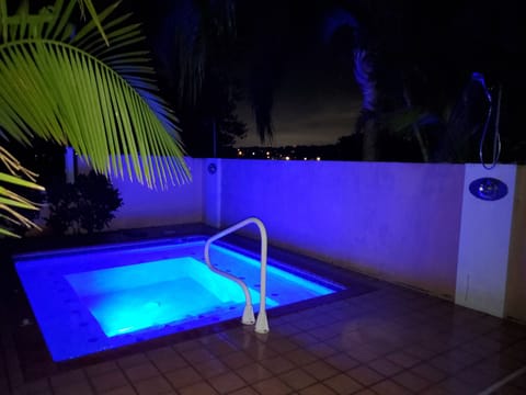 10 person hot tub with 2 private outdoor showers 