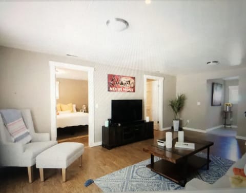 Great Livingroom space, surround sound speakers.