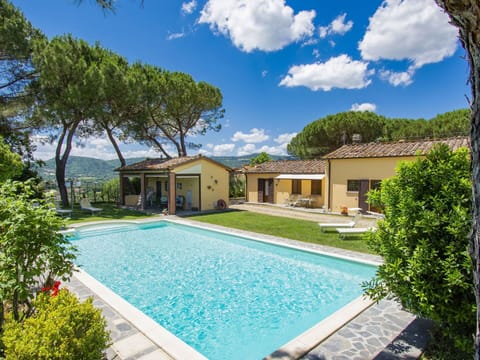 Water, Cloud, Plant, Building, Sky, Property, Swimming Pool, Nature, Window, Azure