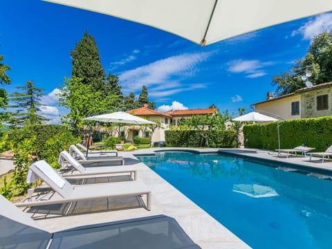 Swimming Pool, Residential Area, Home, Outdoor Furniture, Resort, Landscaping, Sunlounger, Estate, Shade, Umbrella