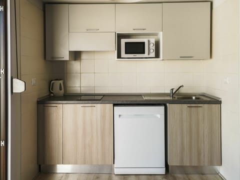 Room, Property, Floor, Kitchen Sink, White, Major Appliance, Kitchen, Plumbing Fixture, Flooring, Sink